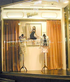 日本名牌服飾櫥窗藝術—激發商業靈感