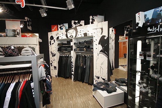 SPOT潮流服裝專賣店室內空間設計